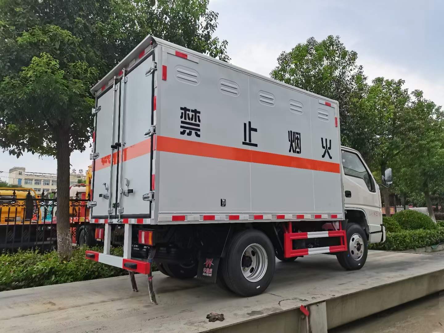 国六江铃顺达窄体易燃气体厢式运输车实拍图片
