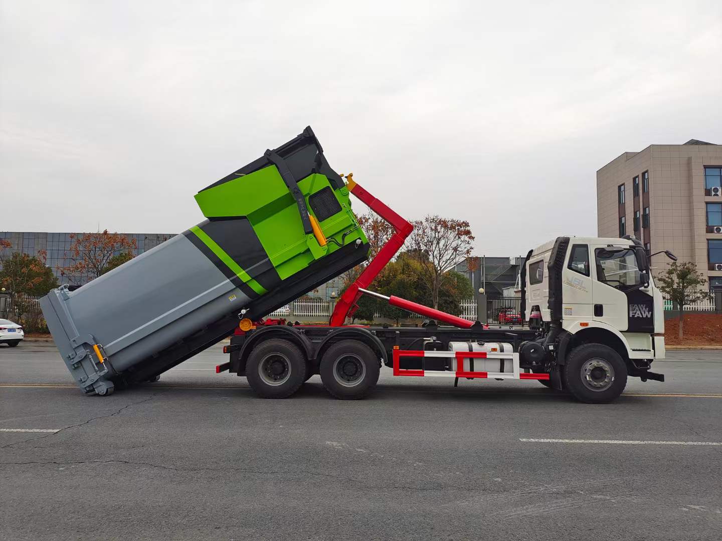解放J6F国六勾臂式垃圾车实拍图片