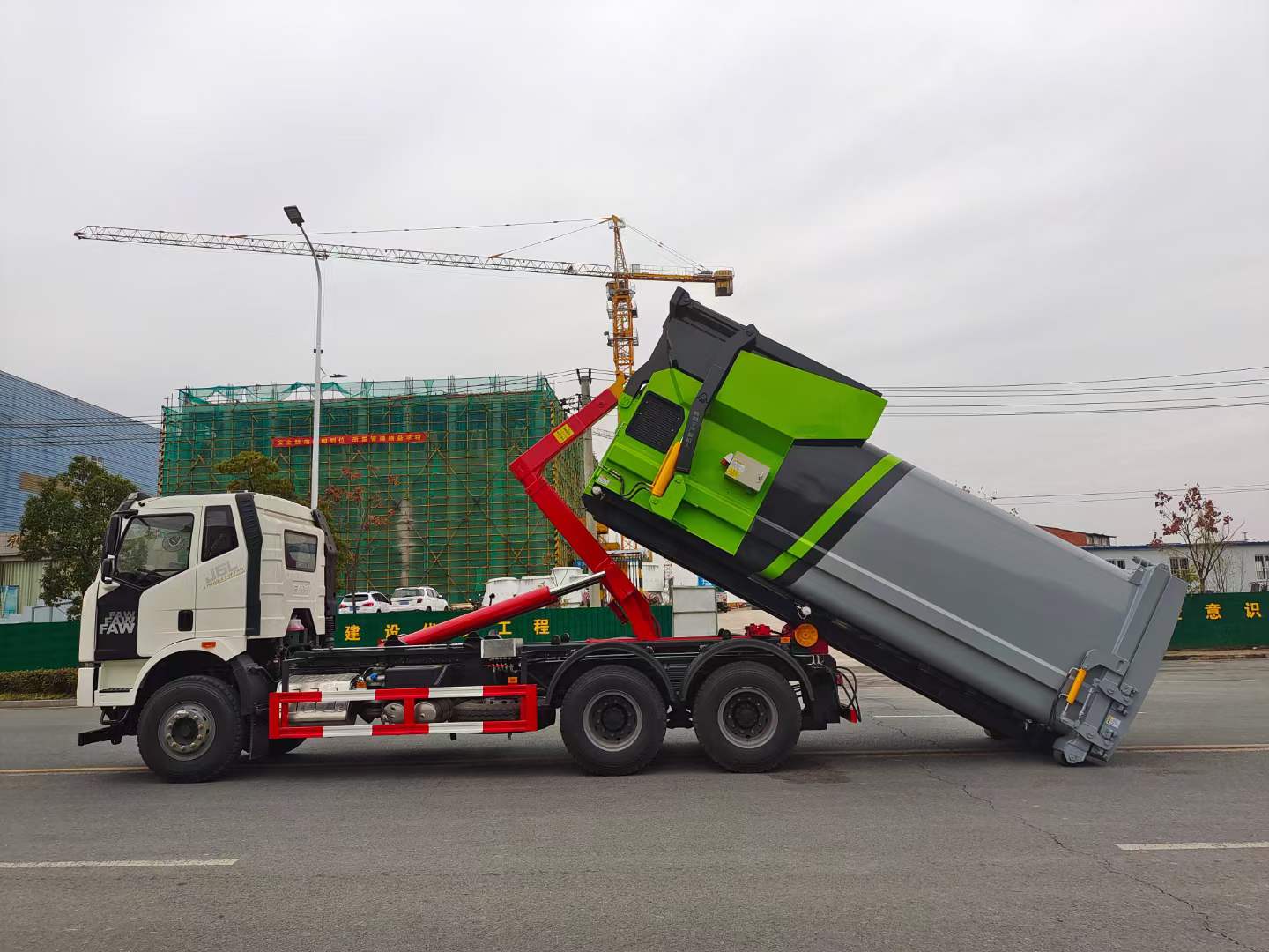 解放J6F国六勾臂式垃圾车实拍图片