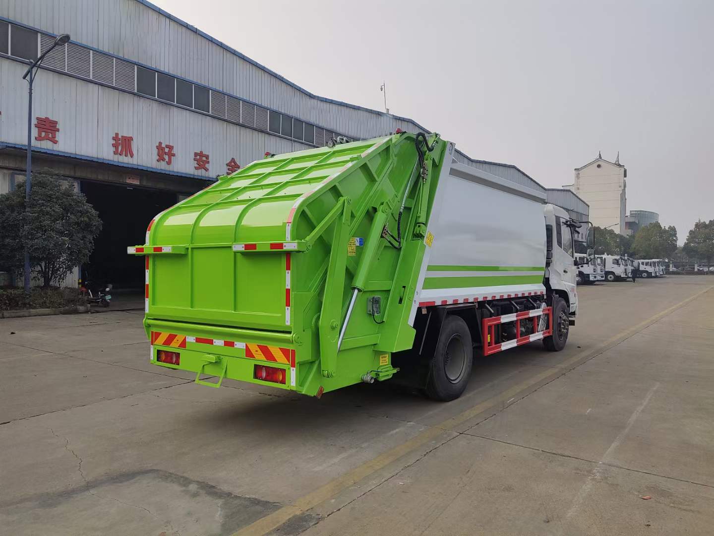 东风天锦15立方压缩式垃圾车实拍图片