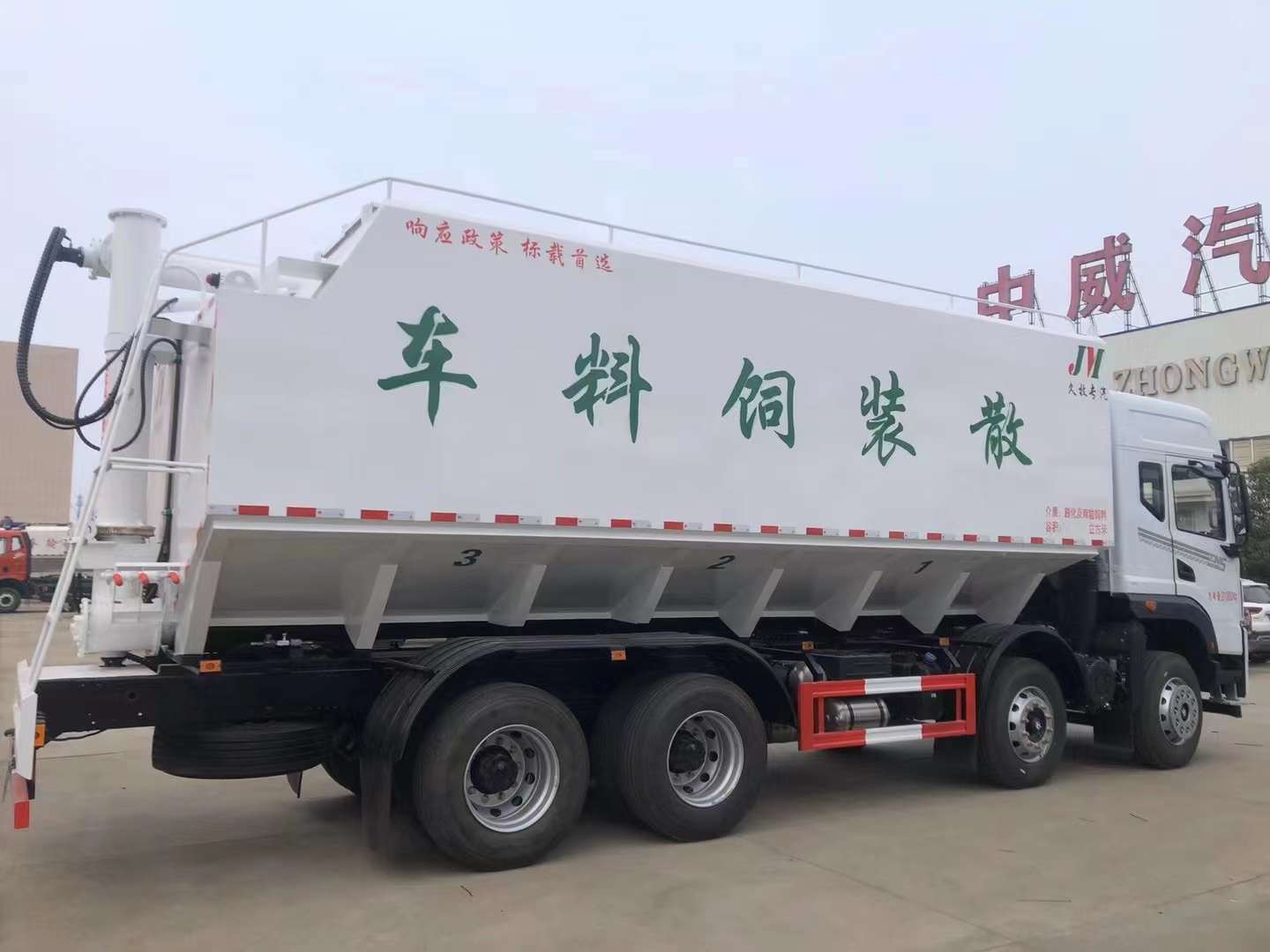 东风华神T5前四后八散装饲料运输车实拍图片