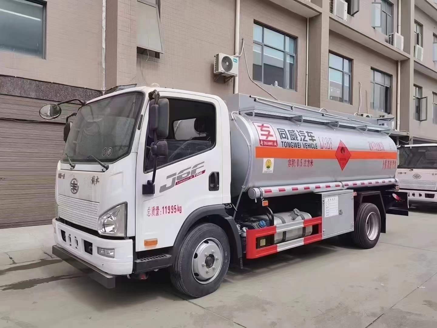 国六解放8.5方油罐车