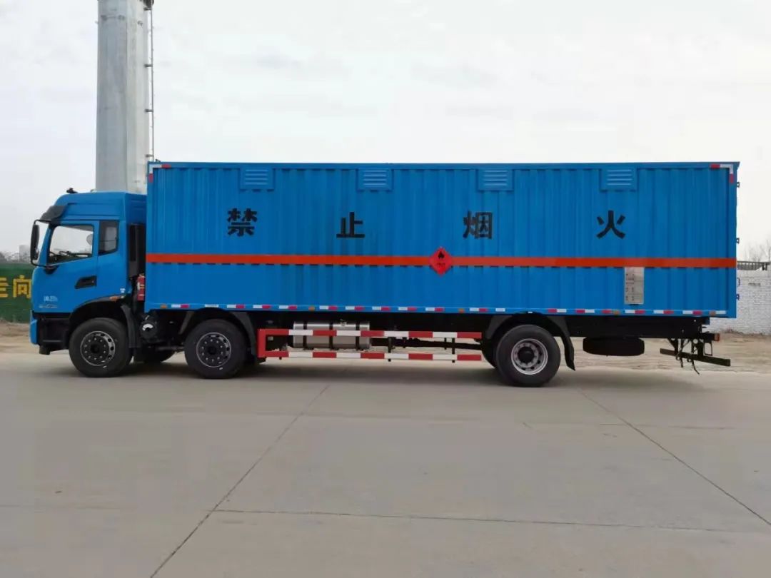 东风天锦小三轴国六易燃液体厢式运输车实拍图片