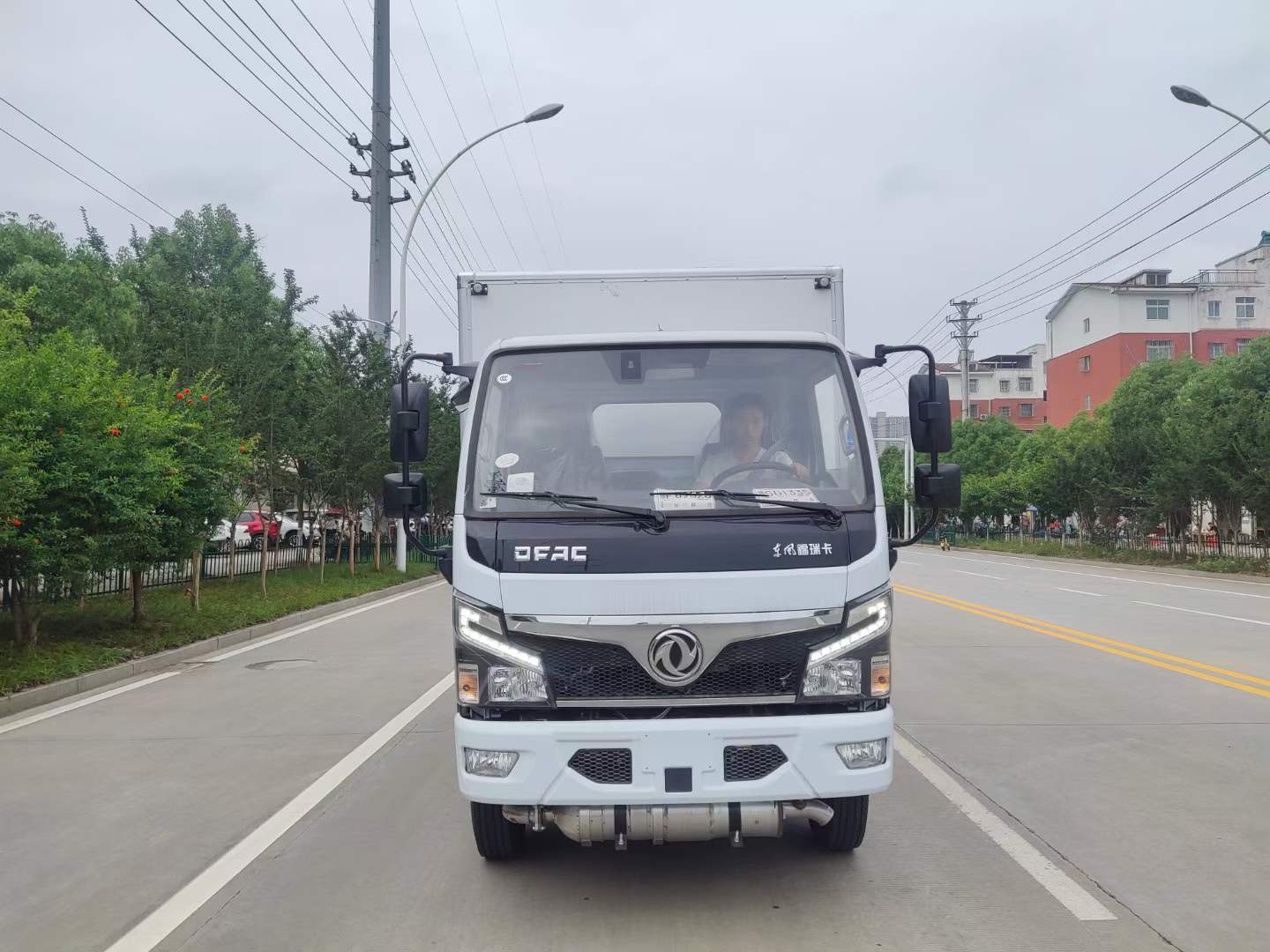 东风多利卡D6国六易燃液体厢式运输车实拍图片