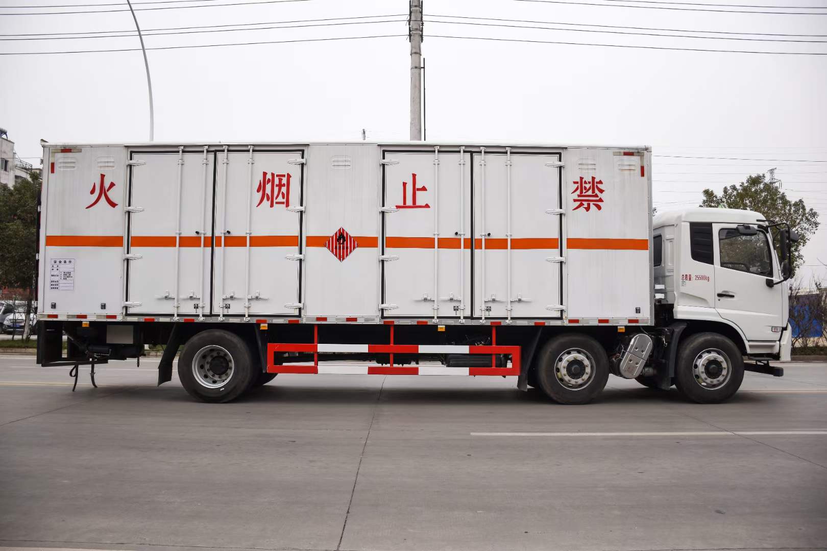 东风天锦小三轴国六易燃气体厢式运输车实拍图片