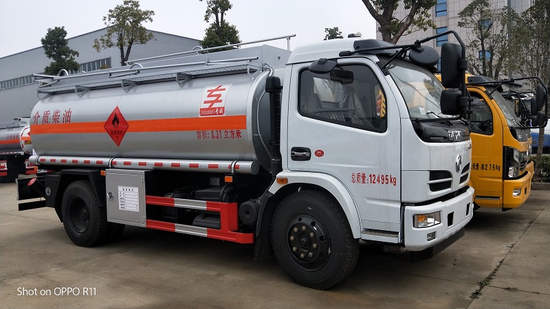 同威8吨油罐车 工地8.31方油罐车