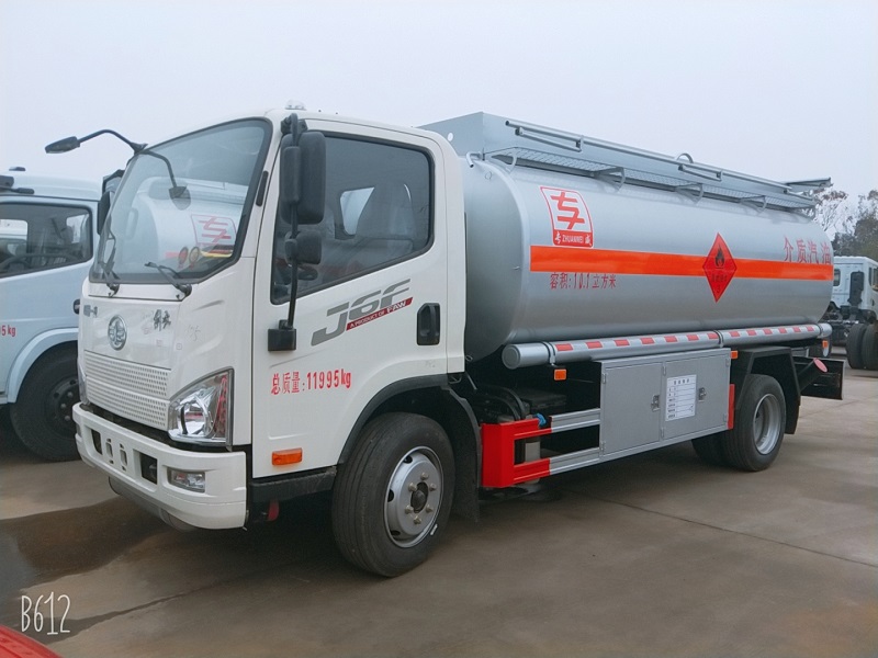 工地8吨流动加油车 解放J6F 10方油罐车包上牌价格