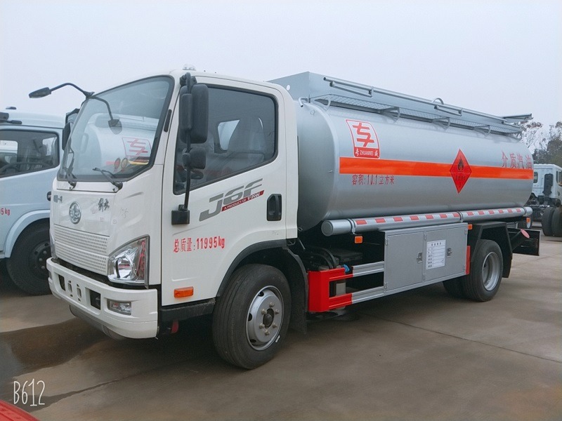 工地8吨流动加油车 解放J6F 10方油罐车包上牌价格