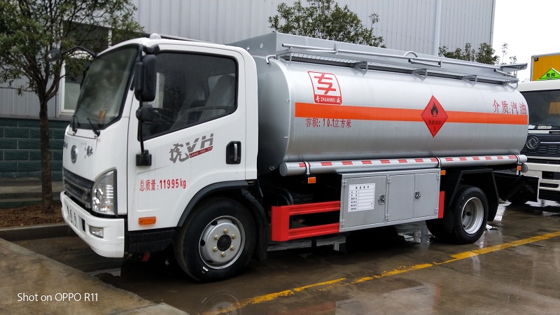解放8吨流动加油车 虎V10方油罐车包上牌价格
