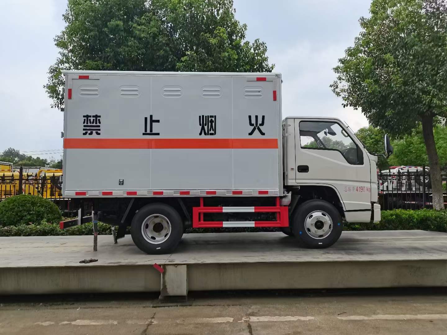 国六江铃顺达窄体易燃气体厢式运输车