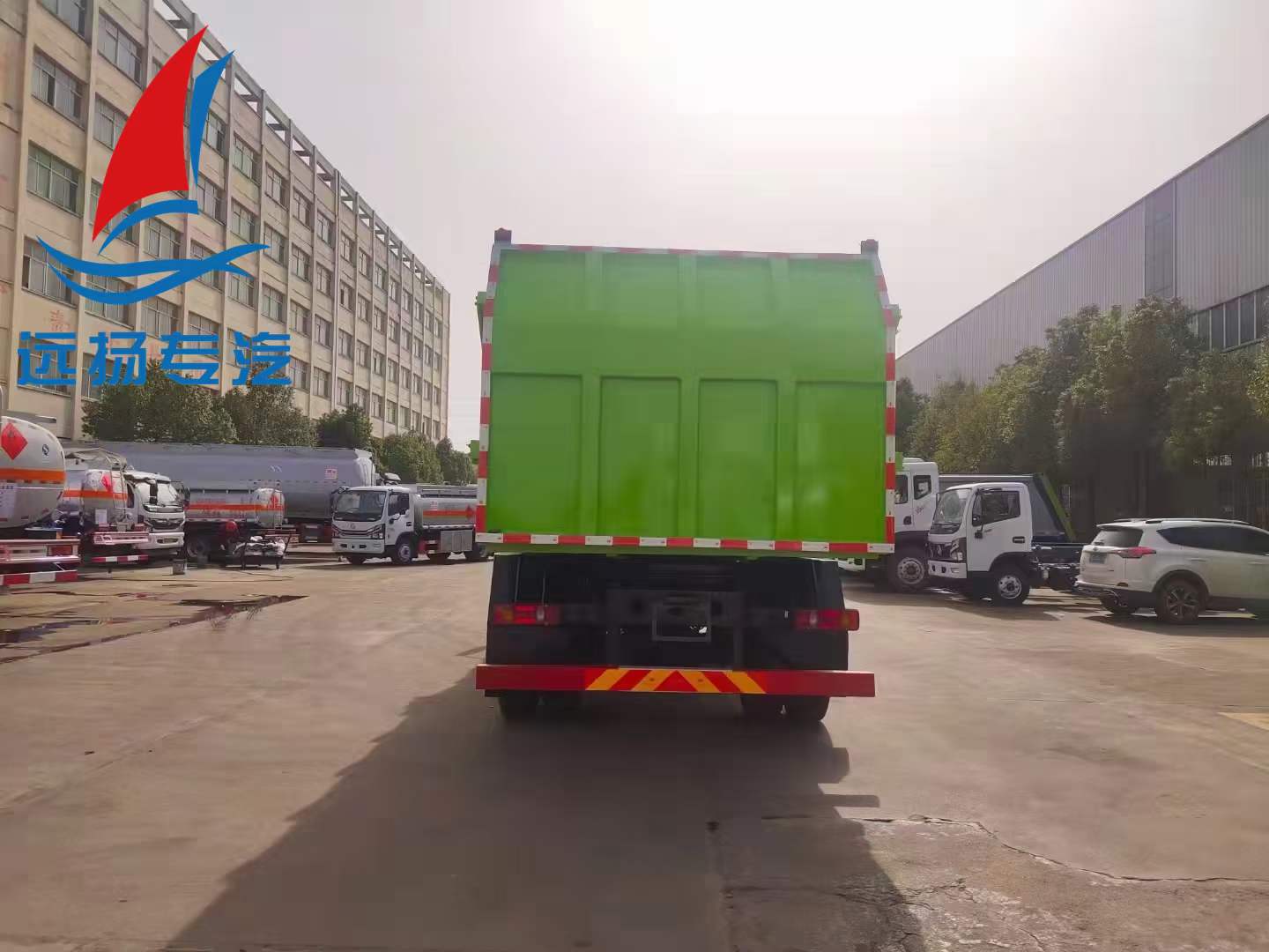 东风天锦对接式垃圾车实拍图片
